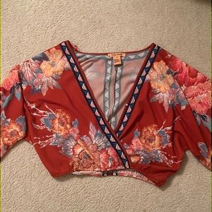 Flying Tomato- Size M, blouse, crop, floral, front has a V-Line